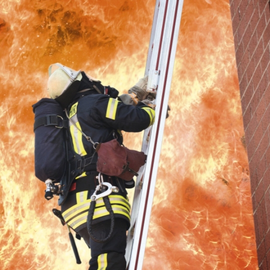 T�bbc�l� ajt�k - Er�s ac�lajt�k k�l�nb�z� k�vetelm�nyknek megfelelve