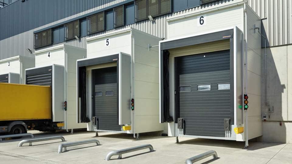 K�p: Referenci�k - Ipari szekcion�lt �s gyorskapuk